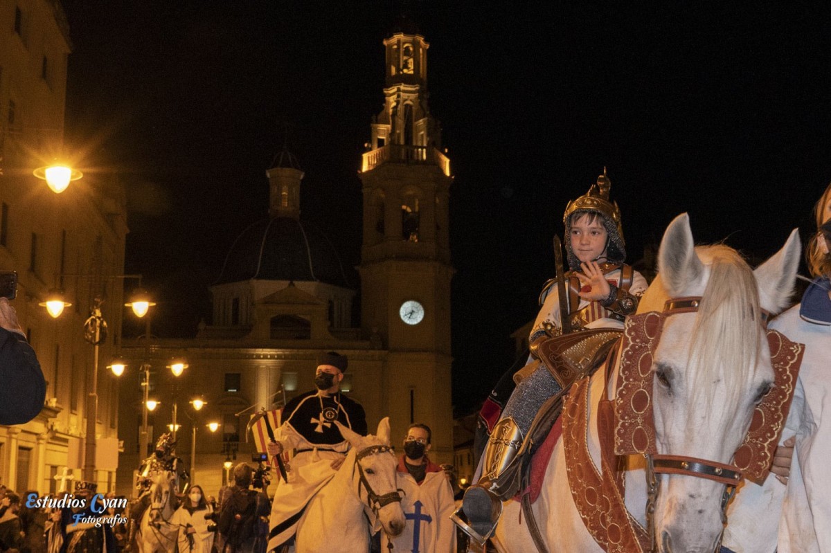 La cabalgata de los 40 caballeros cierra el Mig Any